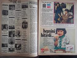 Ses Haftalık Aktüalite Sinema Tiyatro Müzik ve Gençlik Mecmuası Dergisi - 17 Mayıs 1975 - Sayı:20 - Türkan Şoray - Uğur Dündar - Atıf Yılmaz - Hülya Koçyiğit - Necdet Tosun - Filiz Akın - Hüseyin Baradan - Muzaffer Tema - Orhan Alkan - Ayhan Işık - Kayhan Yıldızoğlu - Feridun Karakaya- Nuri Sesigüzel - Necdet Yosun - Muzaffer Yosun - Türker İnanoğlu - Ekrem Bora - Kadir İnanır - Vahi Öz - Mualla Sürer - Hülya Koçyiğit - Nilüfer Koçyiğit - Melek Koçyiğit - Bekir Çelenk - Itır Esen - Müjde Ar - Erol Büyükburç - Emel Sayın - Seçil Heper - Ajda Pekkan - Yusuf Sezgin - Filiz Akın - Meral Orhonsay - Warren Beatty - Julie Christie - Goldie Hawn - Cüneyt Arkın - İrfan Atasoy - Feri Cansel - Bülent Kayabaş - Mürüvvet Sim - Emma Peel - John Steed - Müjdat Gezen Posteri - Hakan Balamir - Mesut Engin - Behzat Şenyıldız - Fatma Girik - Taner Şener - Tina Turner - Maggie Beli - Verenique Sanson - Lale Çarşaf Reklamı,Müjdat Gezen palyaçolu posteri, fotoğraf ve haberi - Tam Takım Dergi