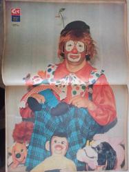 Ses Haftalık Aktüalite Sinema Tiyatro Müzik ve Gençlik Mecmuası Dergisi - 17 Mayıs 1975 - Sayı:20 - Türkan Şoray - Uğur Dündar - Atıf Yılmaz - Hülya Koçyiğit - Necdet Tosun - Filiz Akın - Hüseyin Baradan - Muzaffer Tema - Orhan Alkan - Ayhan Işık - Kayhan Yıldızoğlu - Feridun Karakaya- Nuri Sesigüzel - Necdet Yosun - Muzaffer Yosun - Türker İnanoğlu - Ekrem Bora - Kadir İnanır - Vahi Öz - Mualla Sürer - Hülya Koçyiğit - Nilüfer Koçyiğit - Melek Koçyiğit - Bekir Çelenk - Itır Esen - Müjde Ar - Erol Büyükburç - Emel Sayın - Seçil Heper - Ajda Pekkan - Yusuf Sezgin - Filiz Akın - Meral Orhonsay - Warren Beatty - Julie Christie - Goldie Hawn - Cüneyt Arkın - İrfan Atasoy - Feri Cansel - Bülent Kayabaş - Mürüvvet Sim - Emma Peel - John Steed - Müjdat Gezen Posteri - Hakan Balamir - Mesut Engin - Behzat Şenyıldız - Fatma Girik - Taner Şener - Tina Turner - Maggie Beli - Verenique Sanson - Lale Çarşaf Reklamı,Müjdat Gezen palyaçolu posteri, fotoğraf ve haberi - Tam Takım Dergi