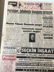 BATMAN POSTASI GAZETESİ YEREL TAŞRA BASINI-9 TEMMUZ 1998 SAYI:2625- Vali Develioğlu Ankara da --Meslek Yüksek  Okulunda Yangın --Belediye itfaiye  ekiplerinin  yetersizliğinden  yakınılırken  TPAO ve TÜPRAŞ İtfaiyeleri  Gecikmeli Geldi --Hasankeyf 'in değeri  ne ? Yorum :M. Kemal Çelik -- Güncel :Recep Okuyucu  Geleceği Görmek --Türkiye Şeker Fabrikaları Aş Malatya Şeker Fabrikası  Müdürlüğünden İlan -Spor :Petrol Spor , Şahabettin Konusunu Tartışıyor - Meslek  Yüksek Okulunda Yangın -