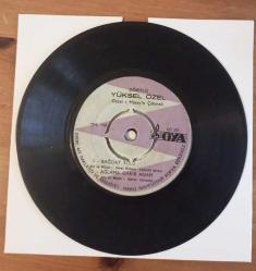 YÜKSEL ÖZEL -  1. Bağdat yolu 2. Ağlama Garip Anam / 3. Aşık oldum Gözlerine 4. Her Günüm Gamlı Benim  (Oya Plak)