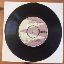 YÜKSEL ÖZEL -  1. Bağdat yolu 2. Ağlama Garip Anam / 3. Aşık oldum Gözlerine 4. Her Günüm Gamlı Benim  (Oya Plak)