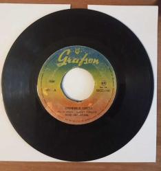 NURİ SESİGÜZEL -  Kederle Geçti / Kalbimdeki Yaradan   (Grafson)