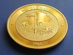 Efemera - Doğu Almanya 1961 yılı Berlin Duvarının inşaası Hatıra Altın kaplama Madalyon 40mm - kitantik - kitaLog