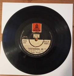 Yıldız Tezcan - Sarayburnunda aşk / Çek elini ellerimden (Odeon Plak)