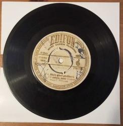 Yıldız Tezcan - Doğduğuma Pişmanım - Aşk kervanı / Böyle güzel gördün mü -  Yar yoluna mum yakarım (Edifon Plak)