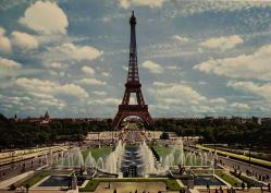 ŞEHİR KARTPOSTALI-FRANSA/PARİS HAVUZ ÇEŞME VE UZAKTAN EYFEL KULESİ GÜNDÜZ GÖRÜNTÜSÜ,ARKASINA YAZILMAMIŞ, RENKLİ, 11 X 15 CM EBADINDA-1950'LER, 1960'LAR, 1970'LER, 1980'LER