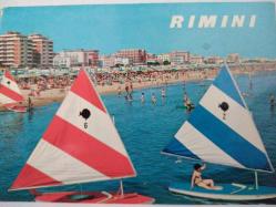 ŞEHİR KARTPOSTALI-İTALYA/RIMINI DENİZ KUMSAL VE YELKENLİ GÖRÜNTÜSÜ,ARKASINA YAZILMIŞ,RENKLİ, 11 X 15 CM EBADINDA - 1950'LER, 1960'LAR, 1970'LER, 1980'LER