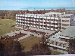 ŞEHİR KARTPOSTALI-ALMANYA/MEERSBURG KLİNİK GÜNDÜZ GÖRÜNTÜSÜ,ARKASINA YAZILMIŞ,RENKLİ, 11 X 15 CM EBADINDA - 1950'LER, 1960'LAR, 1970'LER, 1980'LER