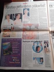 Sabah Gazetesi - 8 Ağustos 1998 - Sosyete Gülleri Ayşegül Tecimer İle Gülay AslıTürk İçin Görüldüğü Yerde Tutuklanması İçin Interpol'den Karar Çıkartıldı - Necmettin Erbakan Tansu Çiller'e Teşekkür Etti - Afrika'da ABD Elçiliklerine Bombalı Saldırı 100 Ölü Var- Sabancılar'da Miras Davası - Fenerbahçe Pierre Van Hoijdonk'da İndirim İstedi