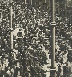 ÇOK NADİR / İSTANBUL BEYOĞLU GİRİŞİ KALABALIK YAŞAM FOTOĞRAFI...