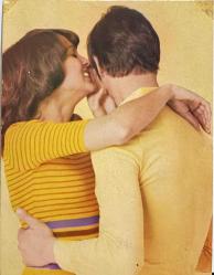 AŞK DOLU ROMANTİK ÇİFT KARTPOSTALI,ARKASINA YAZILMAMIŞ,RENKLİ, 11 X 15 CM EBADINDA