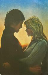 AŞK DOLU ROMANTİK ÇİFT KARTPOSTALI,ARKASINA YAZILMIŞ,RENKLİ, 11 X 15 CM EBADINDA