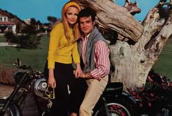 AŞK DOLU ROMANTİK ÇİFT KARTPOSTALI,ARKASINA YAZILMIŞ,RENKLİ, 11 X 15 CM EBADINDA