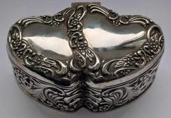 MÜCEVHER KUTUSU,  KALP FORMUNDA ÜZERİ KABANRTMA İŞÇİLİK GÜMÜŞ KAPLAMA MÜCEVHER KUTUSU..