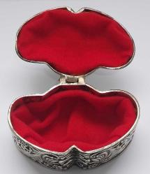 MÜCEVHER KUTUSU,  KALP FORMUNDA ÜZERİ KABANRTMA İŞÇİLİK GÜMÜŞ KAPLAMA MÜCEVHER KUTUSU..