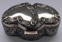 MÜCEVHER KUTUSU,  KALP FORMUNDA ÜZERİ KABANRTMA İŞÇİLİK GÜMÜŞ KAPLAMA MÜCEVHER KUTUSU..