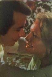 AŞK DOLU ROMANTİK ÇİFT KARTPOSTALI,ARKASINA YAZILMIŞ,RENKLİ, 11 X 15 CM EBADINDA