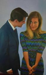 AŞK DOLU ROMANTİK ÇİFT KARTPOSTALI,ARKASINA YAZILMIŞ,RENKLİ, 11 X 15 CM EBADINDA