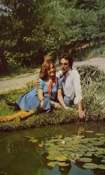 AŞK DOLU ROMANTİK ÇİFT KARTPOSTALI,ARKASINA YAZILMIŞ,RENKLİ, 11 X 15 CM EBADINDA