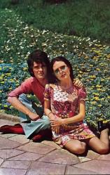 AŞK DOLU ROMANTİK ÇİFT KARTPOSTALI,ARKASINA YAZILMIŞ,RENKLİ, 11 X 15 CM EBADINDA