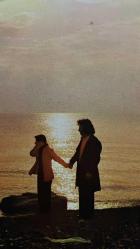 AŞK DOLU ROMANTİK ÇİFT KARTPOSTALI,ARKASINA YAZILMAMIŞ,RENKLİ, 11 X 15 CM EBADINDA