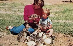 KUŞLARLA OYNAYAN MUTLU AİLE KARTPOSTALI,ARKASINA YAZILMAMIŞ,RENKLİ, 11 X 15 CM EBADINDA