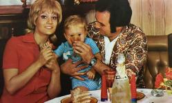 MUTLU AİLE KARTPOSTALI,ARKASINA YAZILMAMIŞ,RENKLİ, 11 X 15 CM EBADINDA