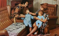 MUTLU AİLE KARTPOSTALI,ARKASINA YAZILMAMIŞ,RENKLİ, 11 X 15 CM EBADINDA