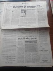 Yeni Yüzyıl Gazetesi - 30 Ekim 1998 - Cumhurbaşkanı Süleyman Demirel Anıtkabir Defterine Hesap Vermeye Geldik - THY Uçağını Kaçıran Hava Korsanına Müthiş Operasyon - Cumhuriyetin 75. Yılı İçin Anıtkabir Doldu Taştı - İstanbul'da Dev Yürüyüş - Köşk'te Büyük Resepsiyon - Mesut Yılmaz - Berna Yılmaz - Tansu Çiller - Perran Kutman - Emel Sayın - Erol Evgin - Hepatit C Aşısı Bulundu - Cizre'de PKK Telin Edildi - İbrahim Tatlıses