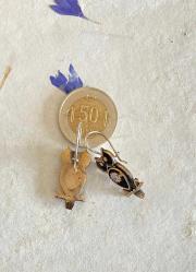 Eskitme, altın küpe görselinde küpe.