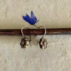 Eskitme, altın küpe görselinde küpe.