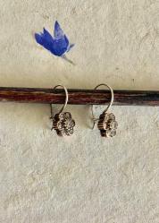 Eskitme, altın küpe görselinde küpe.