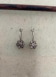 Eskitme, altın küpe görselinde küpe.