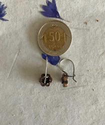 Eskitme, altın küpe görselinde küpe.