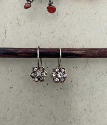 Eskitme, altın küpe görselinde küpe.