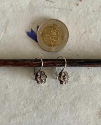 Eskitme, altın küpe görselinde küpe.