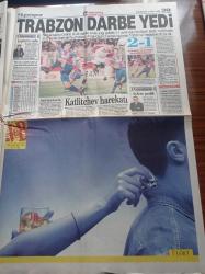 Hürriyet Gazetesi - 31 Ekim 1998 -  İşte Yılın Fotoğrafı - Ayvalık Uçağını Kaçıran Erdal Aksu'nun Son Fotoğrafı - Beşiktaş Teknik Direktörü Toshack Löw Ve Fatih Terim'e Sert Yanıt Verdi - Trabzonspor Darbe Yedi - Ayvalık Uçağının Cesur Hostesi Ahu Özen - Adana Valisi Oğuz Kaan Köksal - Emniyet Müdürü Şükrü Yetimoğlu - Sezen Aksu - Karases Operasyonu - Tarkan Belçika'da 1. Sıraya Yerleşti