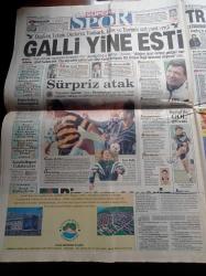 Hürriyet Gazetesi - 31 Ekim 1998 -  İşte Yılın Fotoğrafı - Ayvalık Uçağını Kaçıran Erdal Aksu'nun Son Fotoğrafı - Beşiktaş Teknik Direktörü Toshack Löw Ve Fatih Terim'e Sert Yanıt Verdi - Trabzonspor Darbe Yedi - Ayvalık Uçağının Cesur Hostesi Ahu Özen - Adana Valisi Oğuz Kaan Köksal - Emniyet Müdürü Şükrü Yetimoğlu - Sezen Aksu - Karases Operasyonu - Tarkan Belçika'da 1. Sıraya Yerleşti