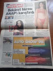 Hürriyet Gazetesi - 30 Ekim 1998 - Adana'dan Kalkan Ayvalık Uçağı Erdal Aksu İsimli Hava Korsanı Tarafından Kaçırıldı - Bekaret Fıkrası ANAP'ı Karıştırdı - İtalyan Teknik Direktör Ancelotti Fenerbahçe'ye Geldiğime Pişmanım - Hakan Şükür Fobisi - Cumhuriyetin 75. Yıldönümünde Görülmemiş Coşku - 13 Ülkenin Lideri 100 Başbakan Ve Resmi Temsilcileri Cumhuriyet Bayramı Kutlamalarına Katıldı - Süleyman Demirel - Rauf Denktaş - Haydar Aliyev - Almanya'nın Yeni Başbakanı Schröder Atatürk Yüzyılın Reformcusu