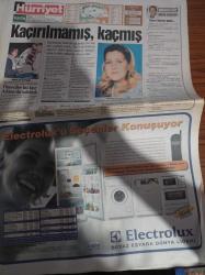 Hürriyet Gazetesi - 27 Ekim 1998 - Emin Çölaşan - Milli Güvenlik Kurulu Gündemi Suriye -Fenerbahçeli Uche Ve Beşiktaşlı Amokachi Tarihe Geçtiler - Emre Belözoğlu - ABD Recep Tayyip Erdoğan'ın Şiirden Dolayı Mahkum Olmasını Eleştirdi - Levent Kırca'dan Protesto - Aşırı Spor Erkekte Cinselliği Azaltıyor - Malki Cinayeti - DGM Savcıları Aykut Cengiz Engin Ve Engin Baltacı - Tansu Çiller - Türkbank İhalesi