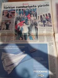 Hürriyet Gazetesi - 26 Ekim 1998 -  Cumhuriyet Yürüyüşüne Ankara'da 750 Bin Kişi Katıldı - Beşiktaş Fenerbahçe'yi 90. Dakikada Attığı Golle Yendi - 2000. Gol Amokachi'den - Rüştü Reçber - Levent Kırca Bakan Işılay Saygın'ın 52 Yaşındayım Bakireyim Sözünü Mizah Yapan Levent Kırca Kanal Kapattırdı - Türkiye Dün 75. Yıl İçin Ayaktaydı -  Harran'da Tarihi Konser - Ajda Pekkan - Türkbank İhalesi - Korkmaz Yiğit - Tansu Çiller