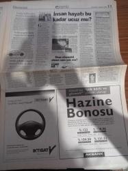 Hürriyet Gazetesi - 26 Ekim 1998 -  Cumhuriyet Yürüyüşüne Ankara'da 750 Bin Kişi Katıldı - Beşiktaş Fenerbahçe'yi 90. Dakikada Attığı Golle Yendi - 2000. Gol Amokachi'den - Rüştü Reçber - Levent Kırca Bakan Işılay Saygın'ın 52 Yaşındayım Bakireyim Sözünü Mizah Yapan Levent Kırca Kanal Kapattırdı - Türkiye Dün 75. Yıl İçin Ayaktaydı -  Harran'da Tarihi Konser - Ajda Pekkan - Türkbank İhalesi - Korkmaz Yiğit - Tansu Çiller