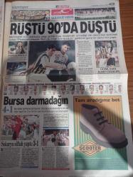 Hürriyet Gazetesi - 26 Ekim 1998 -  Cumhuriyet Yürüyüşüne Ankara'da 750 Bin Kişi Katıldı - Beşiktaş Fenerbahçe'yi 90. Dakikada Attığı Golle Yendi - 2000. Gol Amokachi'den - Rüştü Reçber - Levent Kırca Bakan Işılay Saygın'ın 52 Yaşındayım Bakireyim Sözünü Mizah Yapan Levent Kırca Kanal Kapattırdı - Türkiye Dün 75. Yıl İçin Ayaktaydı -  Harran'da Tarihi Konser - Ajda Pekkan - Türkbank İhalesi - Korkmaz Yiğit - Tansu Çiller