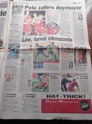 Milliyet Gazetesi - 29 Kasım 1998 - UEFA Galatasaray Juventus Maçını İptal Etti - Basketbol Milli Takımı İsveç'ten Sonra Letonya'yı Devirdik - Anayol E Şekilleniyor - Abdullah Öcalan Avrupa'yı Birbirine Düşürdü - Sürgündeki Budist Lider Dalai Lama Yazı Dizisi - Skorksy Düştü 15 Asker Şehit - Tansu Çiller - Mesut Yılmaz - Galatasaray'ın Balosu - Demet Şener'in Dekoltesi