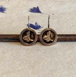 Eskitme, altın küpe görselinde küpe.