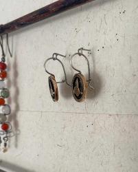 Eskitme, altın küpe görselinde küpe.