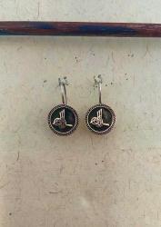 Eskitme, altın küpe görselinde küpe.