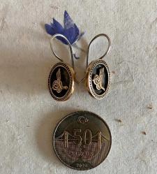 Eskitme, altın küpe görselinde küpe.