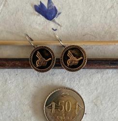 Eskitme, altın küpe görselinde küpe.