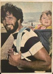 SIRTINDA ÇOCUĞUNU TAŞIYAN BİR BABA KARTPOSTALI,ARKASINA YAZILMAMIŞ,RENKLİ,11 X 15 CM EBADINDA